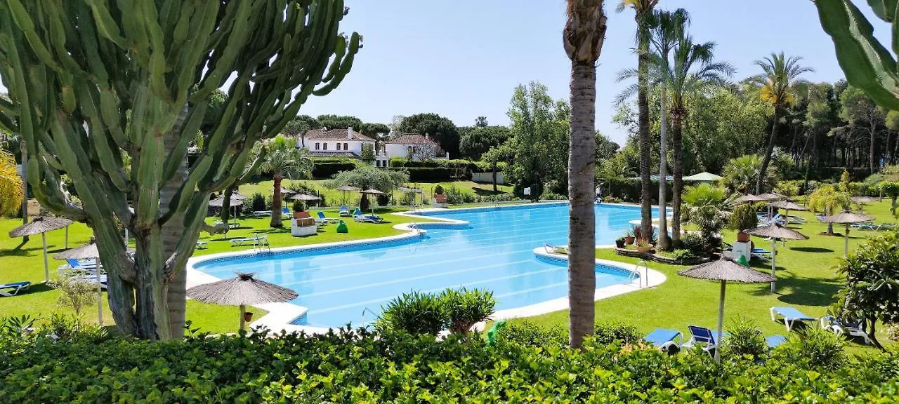 Apartamento con Jardin y Piscina en Playa Estepona