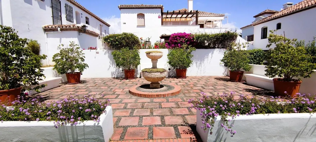 Apartamento con Jardin y Piscina en Playa Estepona España