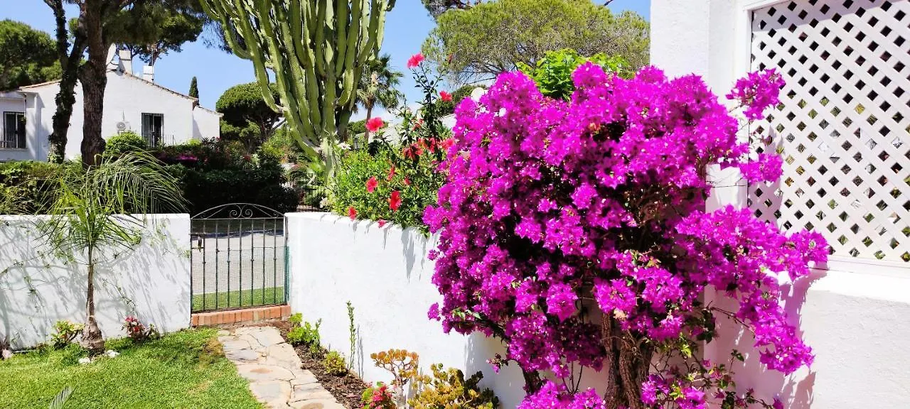 Apartamento con Jardin y Piscina en Playa Estepona