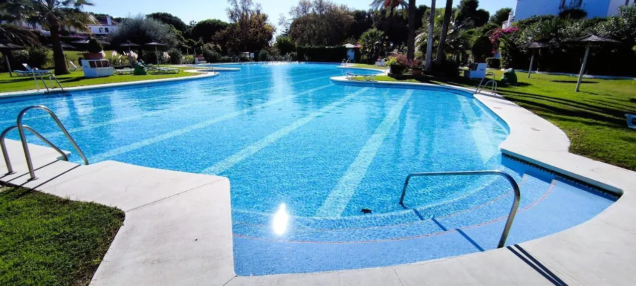 Apartamento con Jardin y Piscina en Playa Estepona España