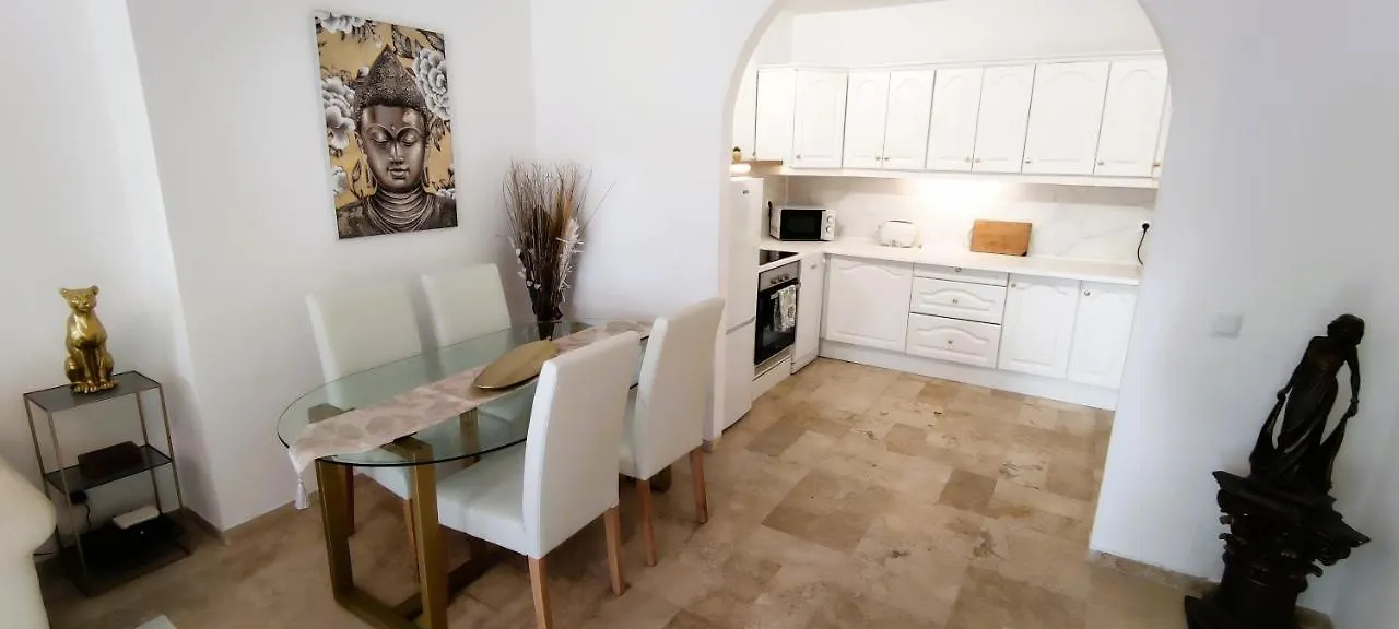 Apartamento con Jardin y Piscina en Playa Estepona