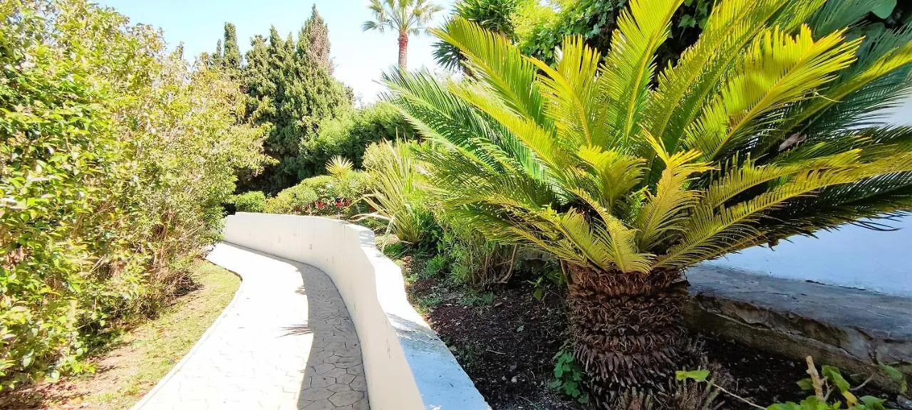 Apartamento con Jardin y Piscina en Playa Estepona